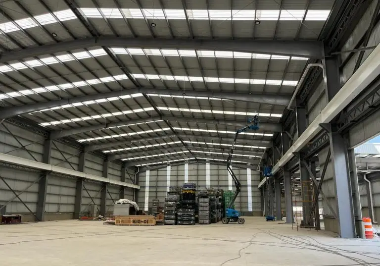 Nave industrial en proceso de construcción con diseño especializado.