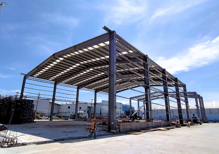 Montaje de estructuras metálicas para proyectos industriales y comerciales.