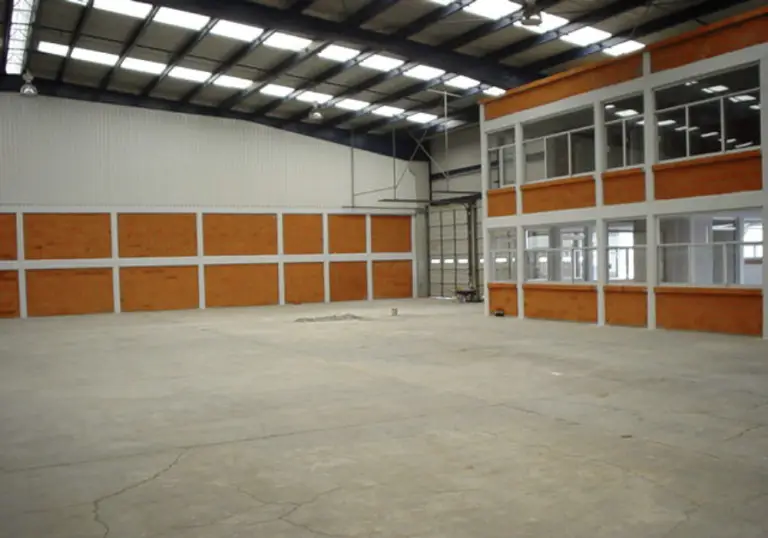 Bodega industrial lista para uso con acabados de alta calidad.