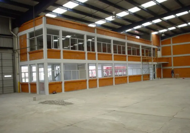 Bodega industrial lista para uso con acabados de alta calidad.