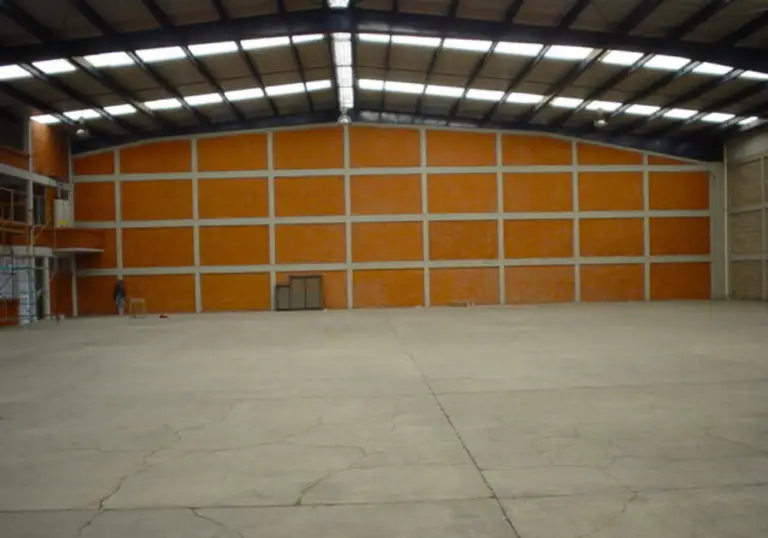 Estructura modular de una bodega industrial en construcción.