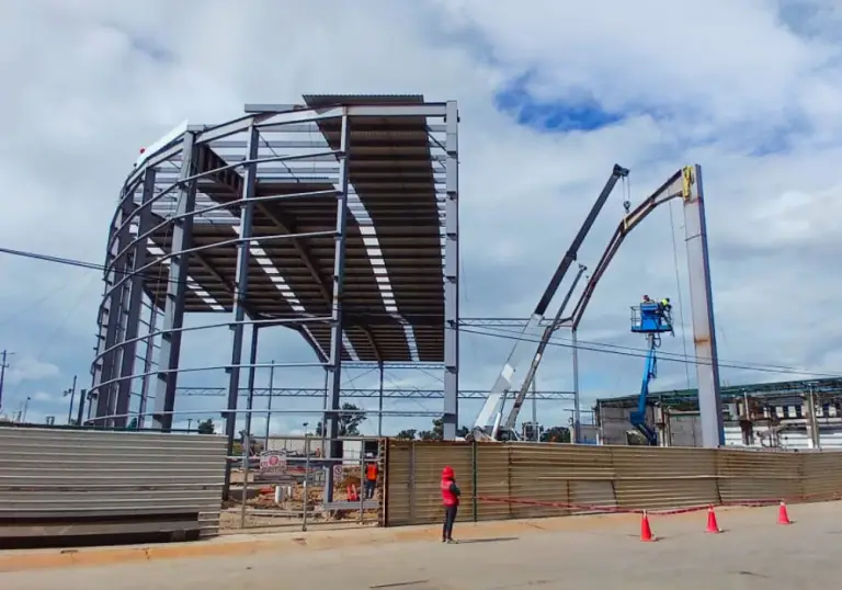 Montaje de estructuras metálicas para proyectos industriales y comerciales.