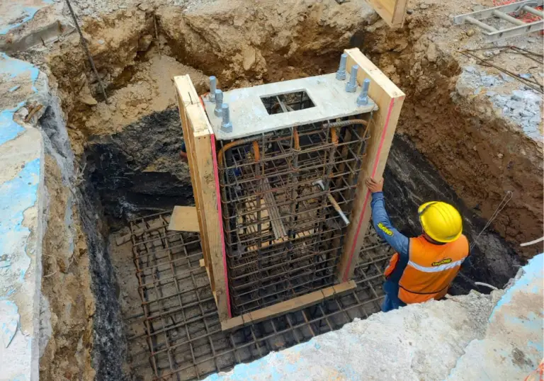 Proceso de grouteo y alineación para maquinaria industrial en cimentación especializada.