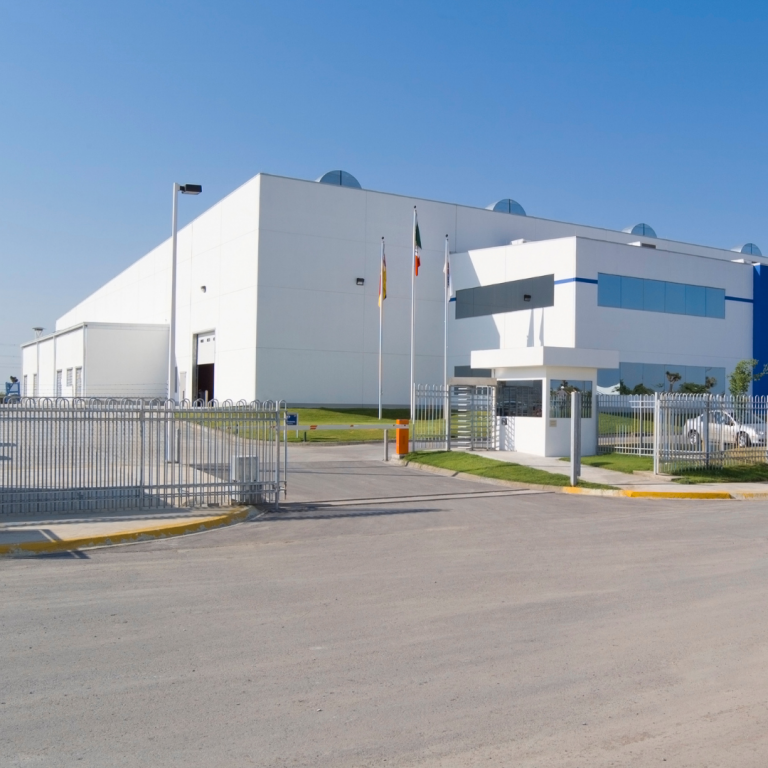 Bodega y patio de almacenamiento