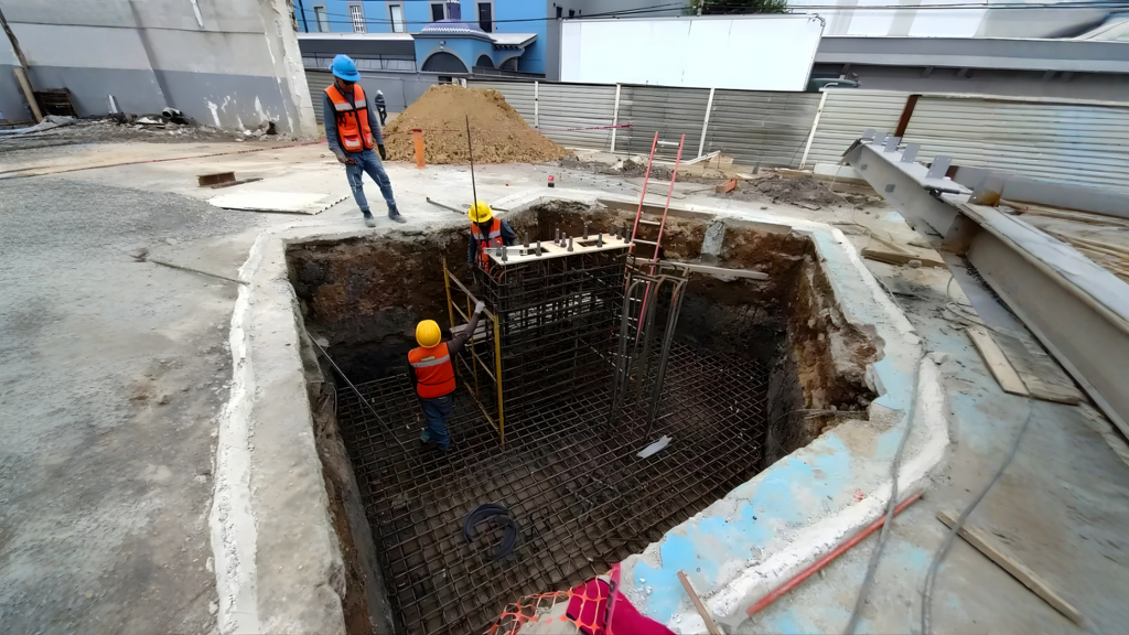 Construcción de cimentación industrial para instalación de maquinaria pesada.