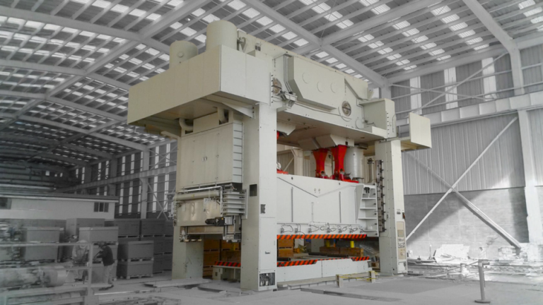 Prensa industrial instalada en nave de producción.