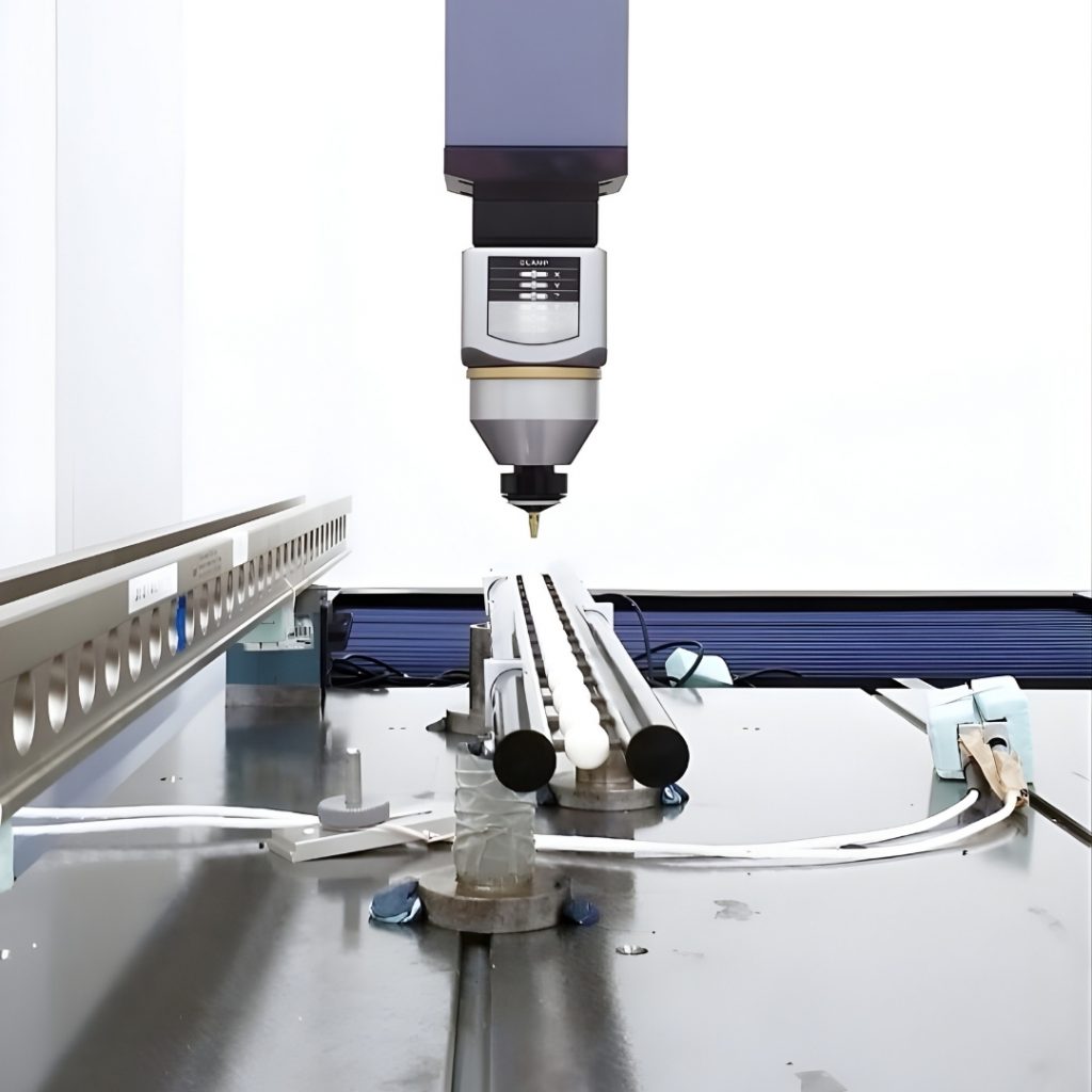 Primer plano de un sensor de medición por coordenadas (CMM) inspeccionando una pieza metálica sobre una mesa de granito.