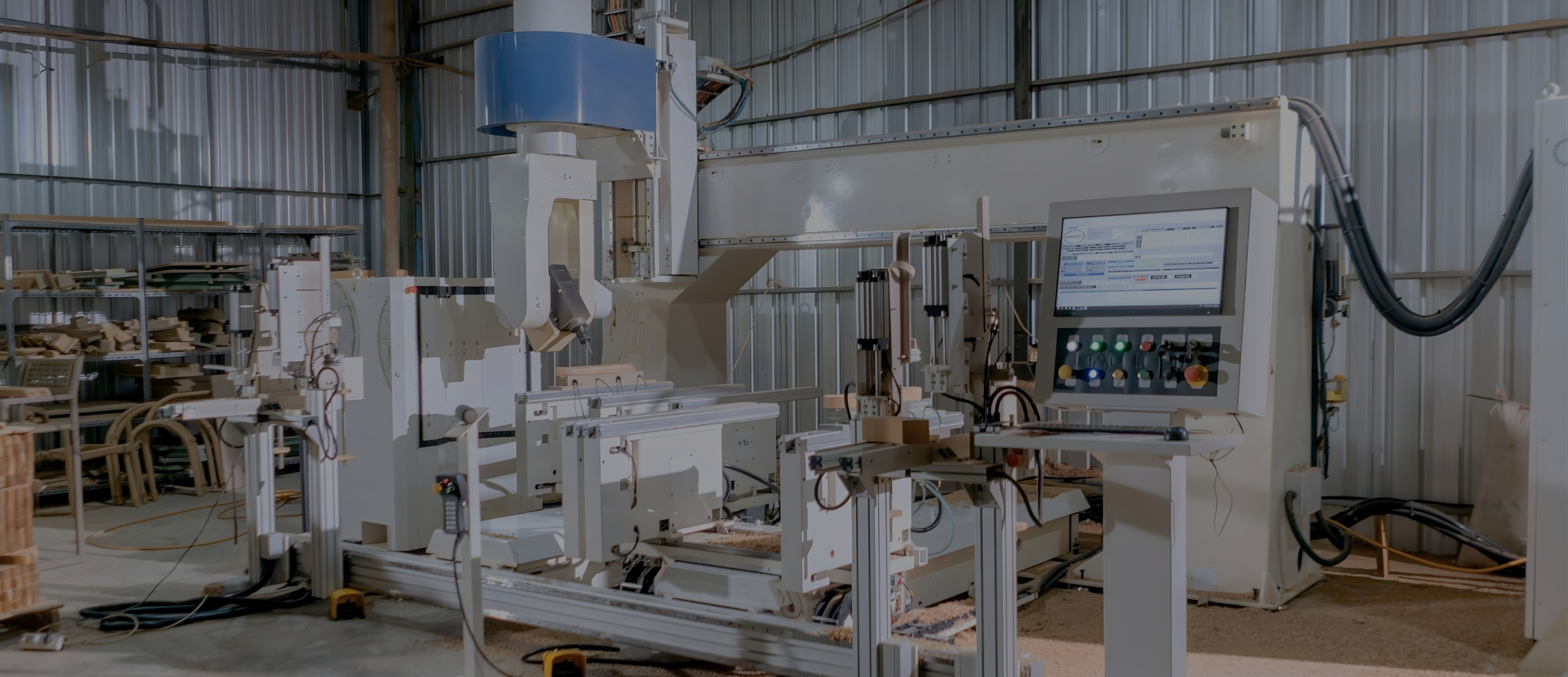 Centro de mecanizado CNC de gran escala instalado en planta industrial con panel de control digital.