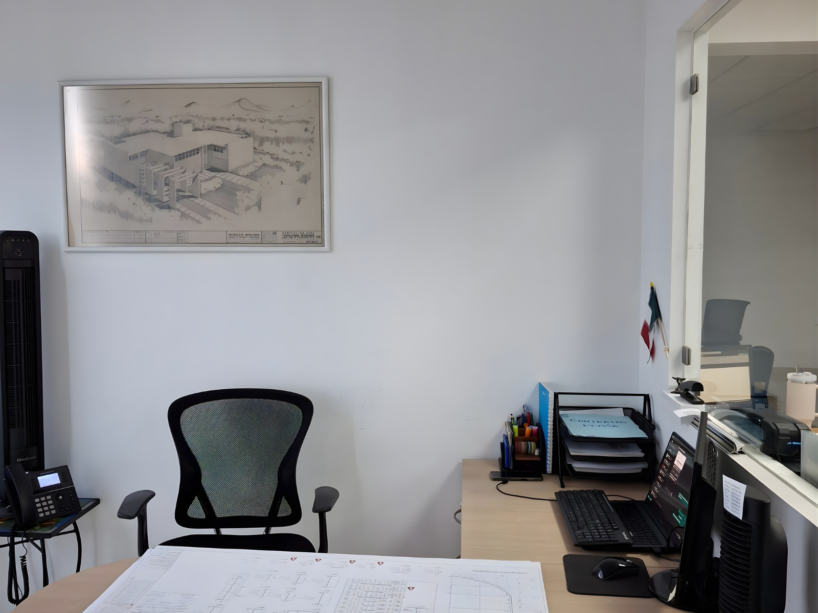 Oficina corporativa remodelada con espacio de trabajo funcional.