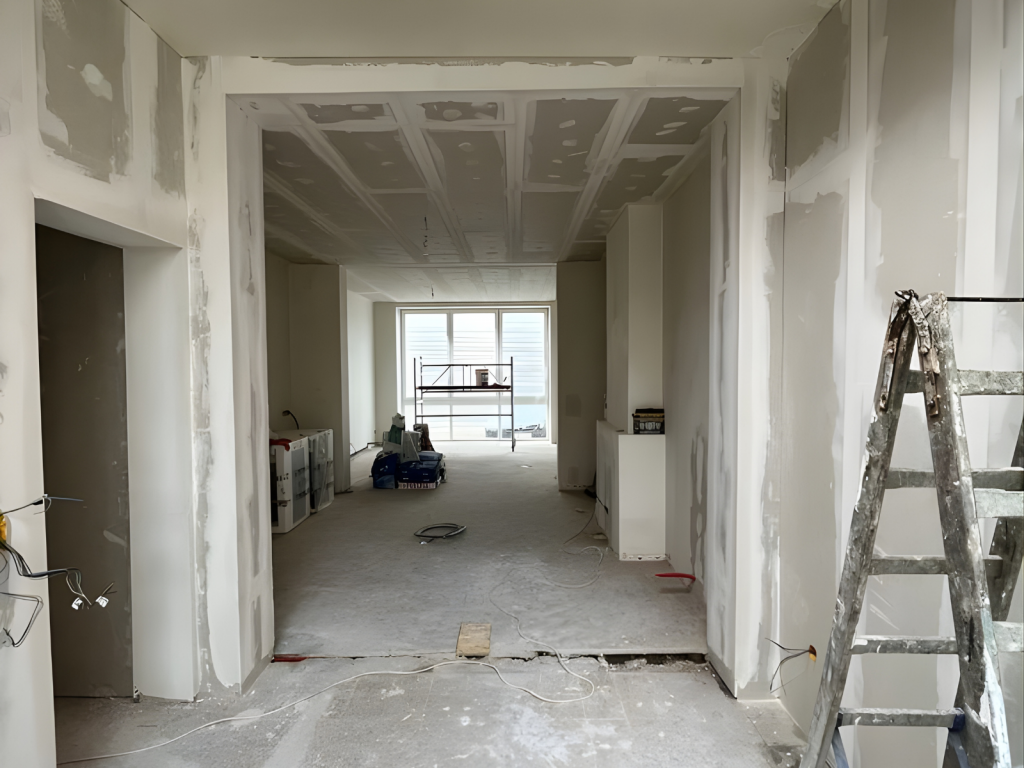 Proceso de remodelación de oficina corporativa en etapa de adecuación interior.