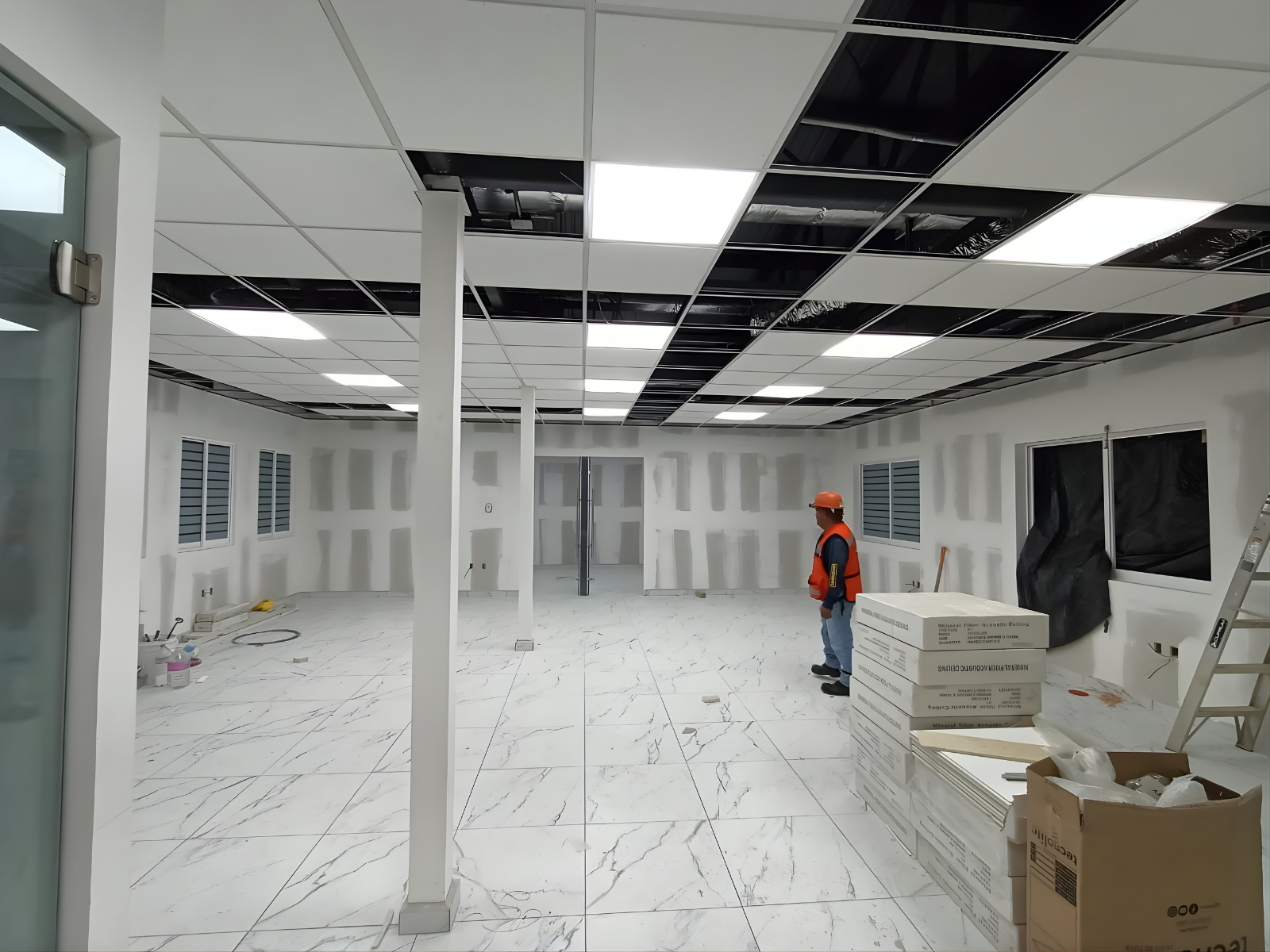 Instalación de plafón e infraestructura en remodelación de oficina corporativa.