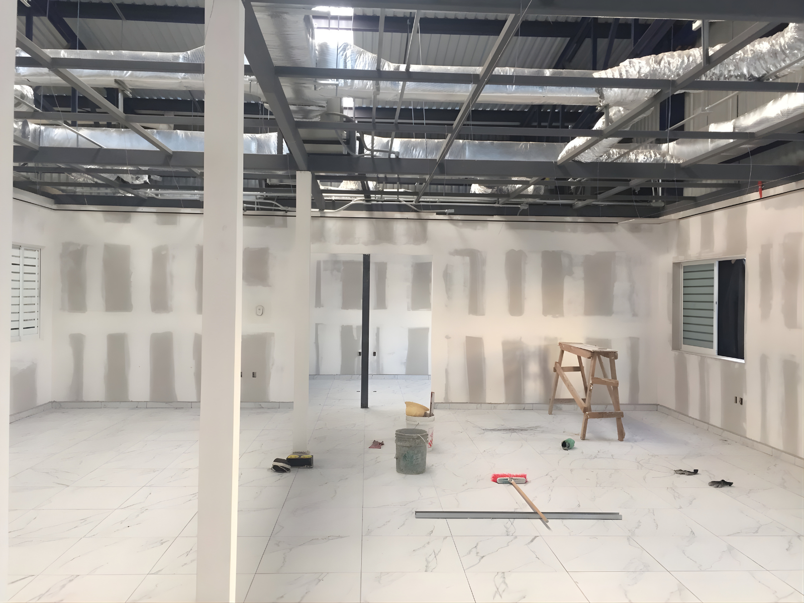 Adecuación estructural y sistemas HVAC en remodelación de oficina corporativa.