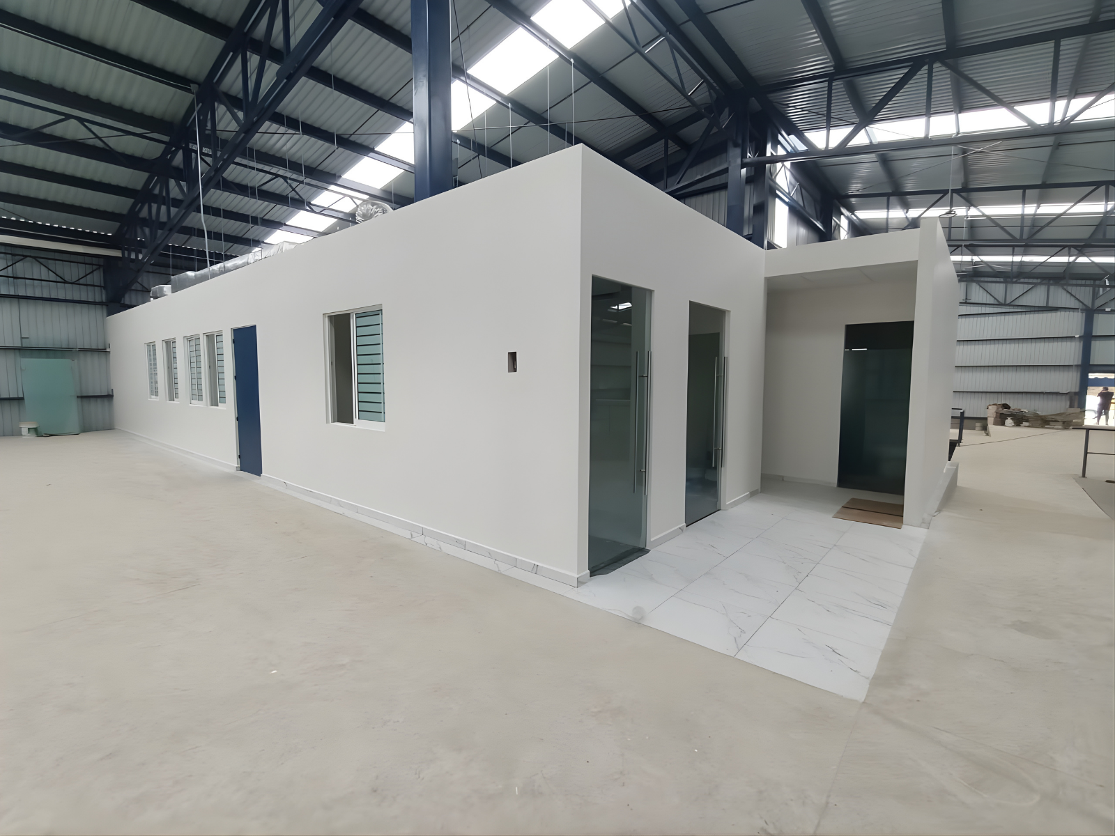 Construcción de oficinas corporativas dentro de nave industrial.